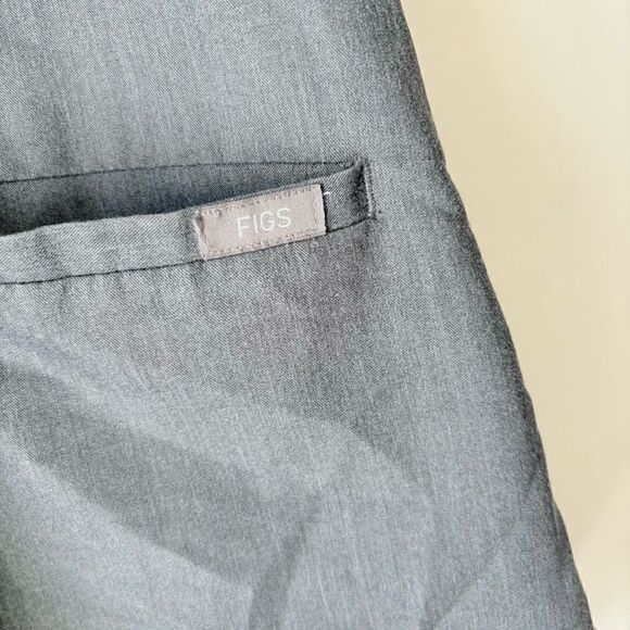 FIGS Womens Gray V-Neck Scrub Top M Short Sleeve Workwear - Picture 4 of 11